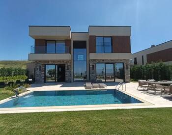 Spacious Detached Villas with Pool in Istanbul Buyukcekmece