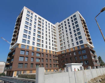 Modern Middle Floor Apartments with Garden in Zeytinburnu