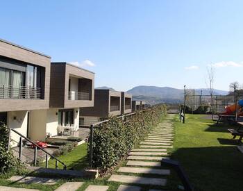 Yalova'da Panoramik Dağ Manzaralı ve Havuzlu Tripleks Villa 1