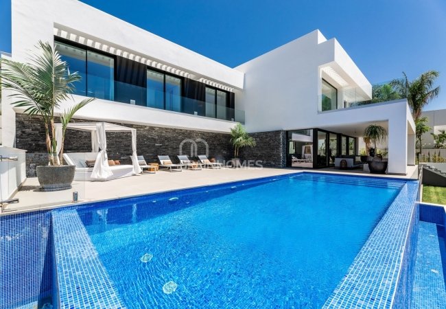 Málaga Benahavís'da Modern ve Lüks Tasarımlı Villalar 4