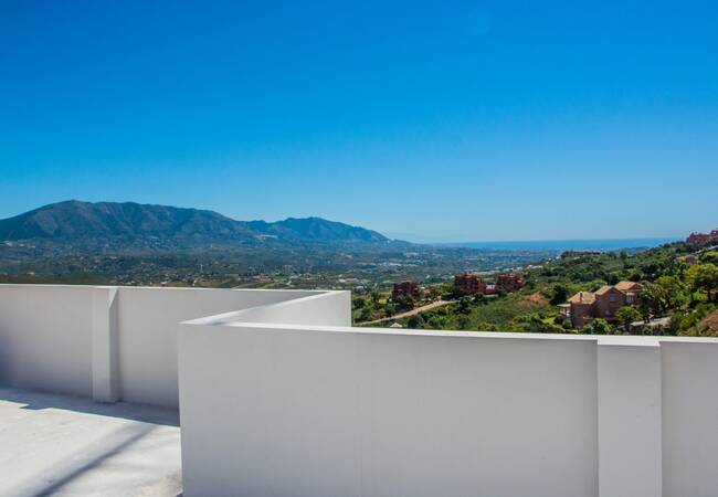 Marbella'da Golf Kulübü ve Koleje Yakın Lüks Tasarımlı Villa