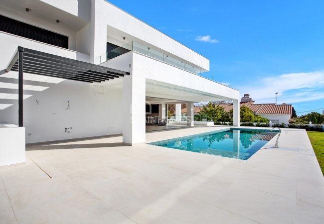 Benalmádena'da Modern Tasarımlı Özel Yüzme Havuzlu Ev 6