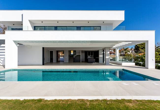 Benalmádena'da Modern Tasarımlı Özel Yüzme Havuzlu Ev 1