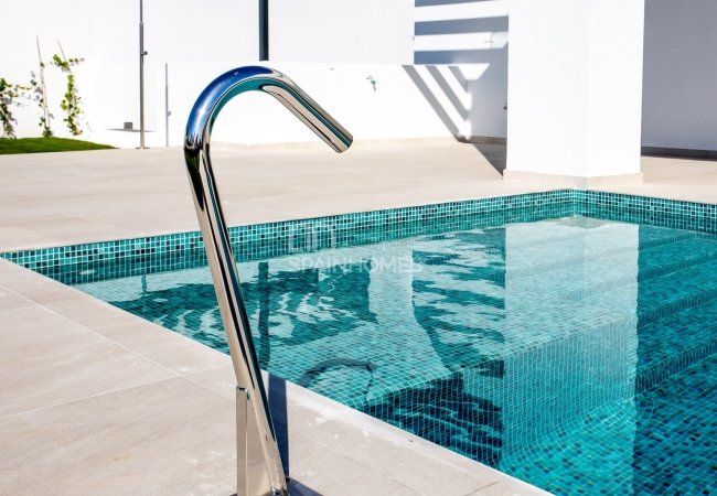 Benalmádena'da Modern Tasarımlı Özel Yüzme Havuzlu Ev 15