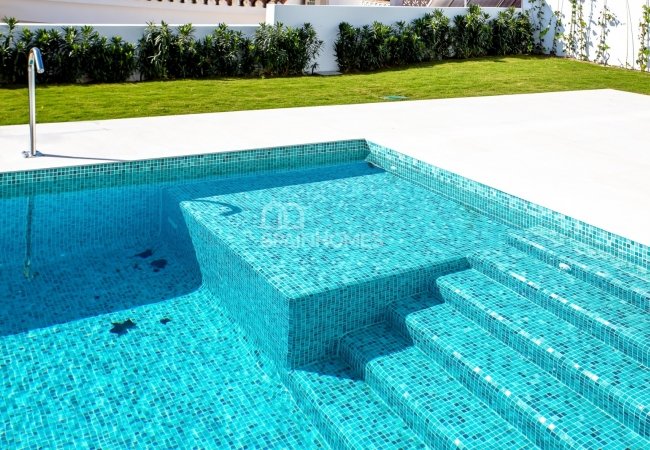 Benalmádena'da Modern Tasarımlı Özel Yüzme Havuzlu Ev 16