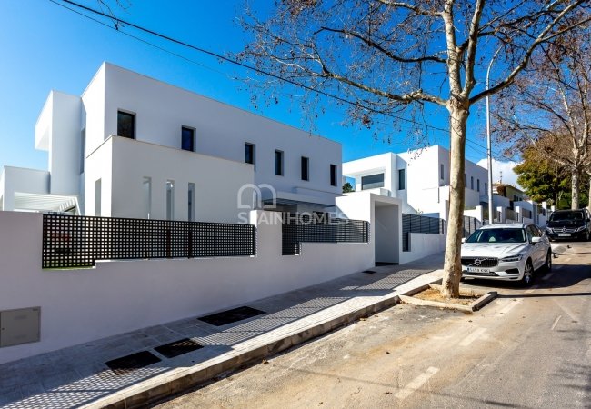 Benalmádena'da Modern Tasarımlı Özel Yüzme Havuzlu Ev 17