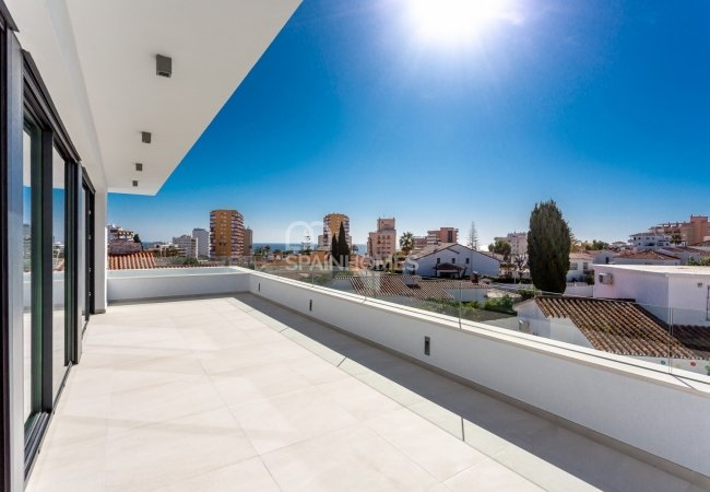 Benalmádena'da Modern Tasarımlı Özel Yüzme Havuzlu Ev 4