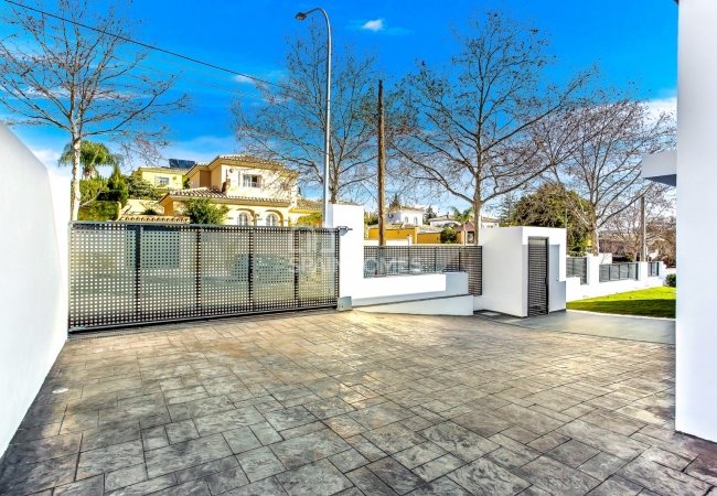 Benalmádena'da Modern Tasarımlı Özel Yüzme Havuzlu Ev 11