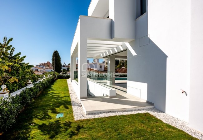 Benalmádena'da Modern Tasarımlı Özel Yüzme Havuzlu Ev 14