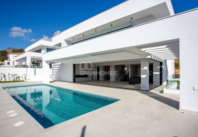 Benalmádena'da Modern Tasarımlı Özel Yüzme Havuzlu Ev 2