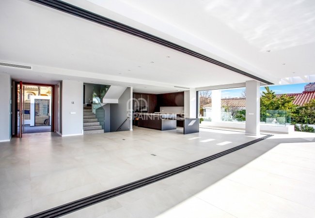 Benalmádena'da Modern Tasarımlı Özel Yüzme Havuzlu Ev 5