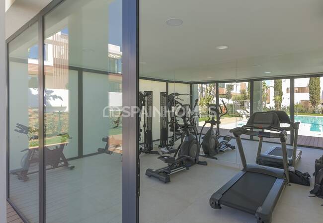 Marbella’da Özel Yüzme Havuzlu ve Bahçeli Lüks Villalar 14