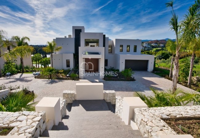 Deluxe Villa Within a Prestigious Urbanization in Benahavis 2