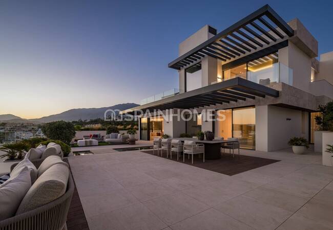 Unique Beachfront Project in Estepona with Luxury Apartment 5