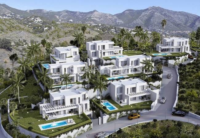 Mijas'ta Avantajlı Konumda Deniz Manzaralı Müstakil Villalar 1
