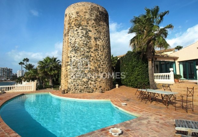 Fantastically Located Beachfront Prestigious Villa in Mijas 11