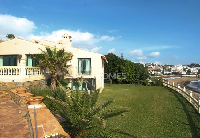 Fantastically Located Beachfront Prestigious Villa in Mijas 12