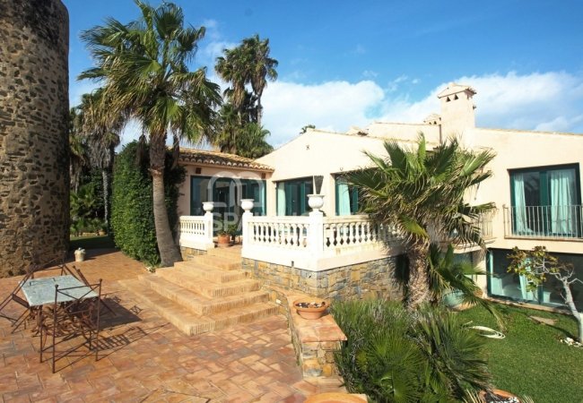 Fantastically Located Beachfront Prestigious Villa in Mijas 13
