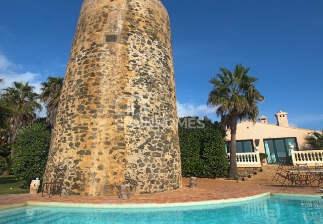 Fantastically Located Beachfront Prestigious Villa in Mijas 3