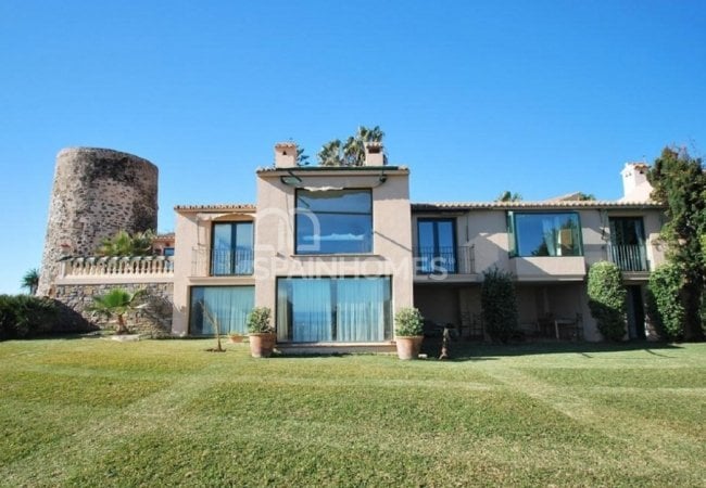 Fantastically Located Beachfront Prestigious Villa in Mijas 5