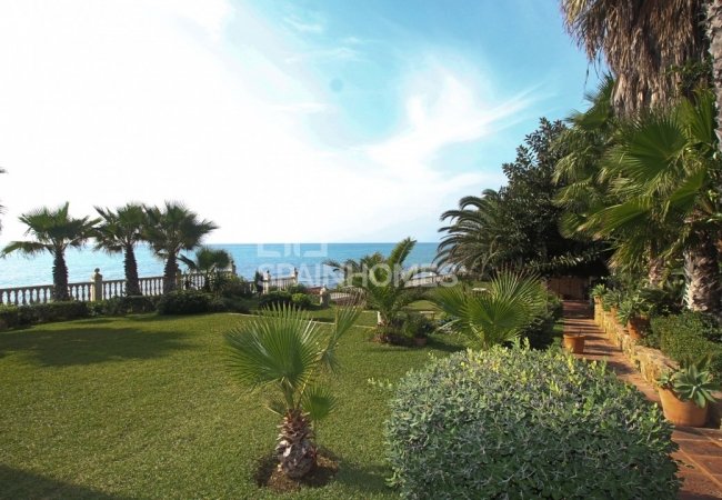 Fantastically Located Beachfront Prestigious Villa in Mijas 6