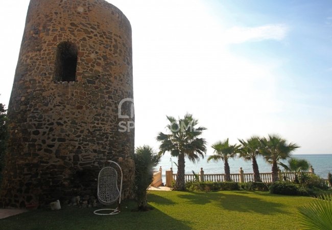 Fantastically Located Beachfront Prestigious Villa in Mijas 7
