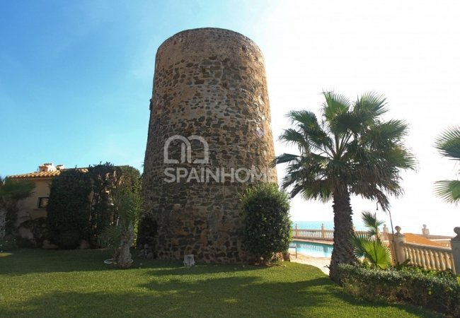 Fantastically Located Beachfront Prestigious Villa in Mijas 8