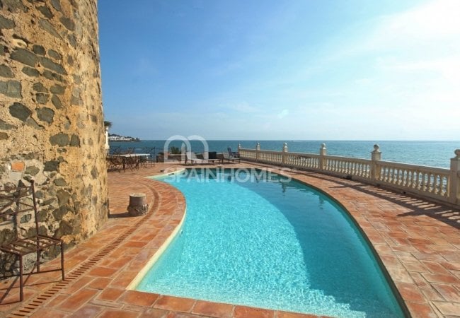 Fantastically Located Beachfront Prestigious Villa in Mijas 10