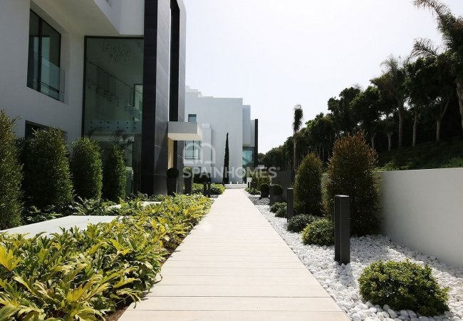 Estepona'da Avantajlı Konumda Deniz Manzaralı Lüks Daire 11