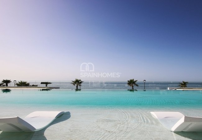 Estepona'da Avantajlı Konumda Deniz Manzaralı Lüks Daire 2