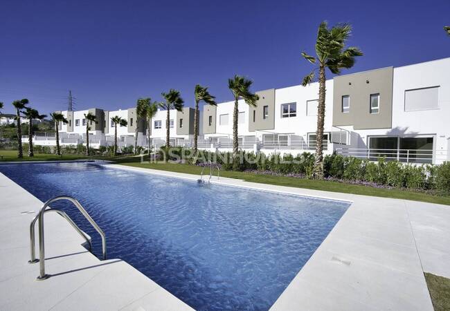 Well-located Contemporary Houses in Estepona
