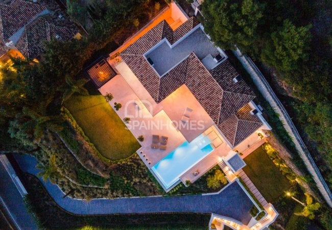 Well-located High-end House in Marbella's Prime Location 8