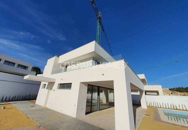 Manilva'da Marinaya Yakın Avantajlı Konumda Villalar 7