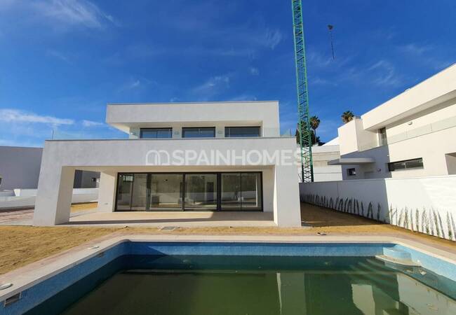 Manilva'da Marinaya Yakın Avantajlı Konumda Villalar 5