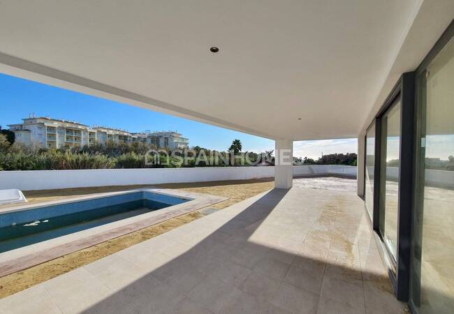 Manilva'da Marinaya Yakın Avantajlı Konumda Villalar 9