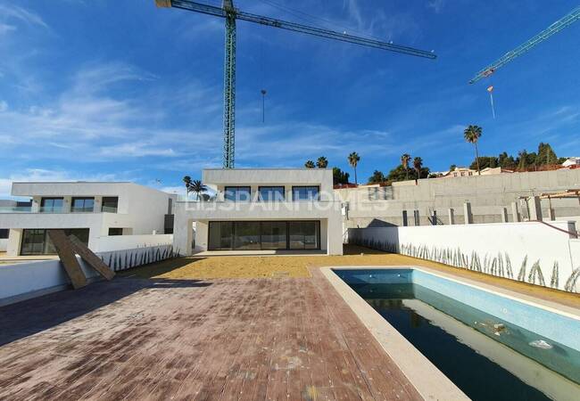 Manilva'da Marinaya Yakın Avantajlı Konumda Villalar 11