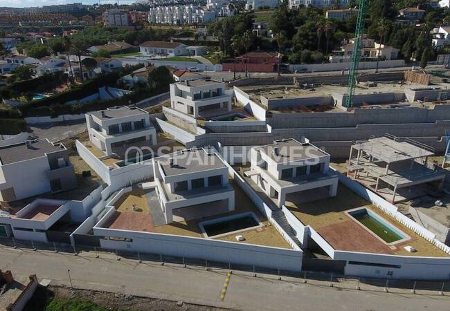 Manilva'da Marinaya Yakın Avantajlı Konumda Villalar 4