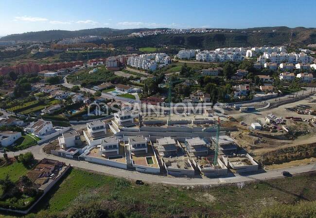 Manilva'da Marinaya Yakın Avantajlı Konumda Villalar 3