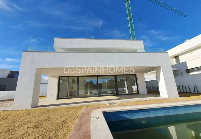 Manilva'da Marinaya Yakın Avantajlı Konumda Villalar 6