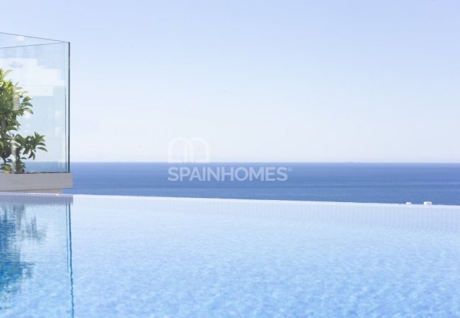 Marbella’da Avantajlı Konumda Taşınmaya Hazır Golf Villaları 11