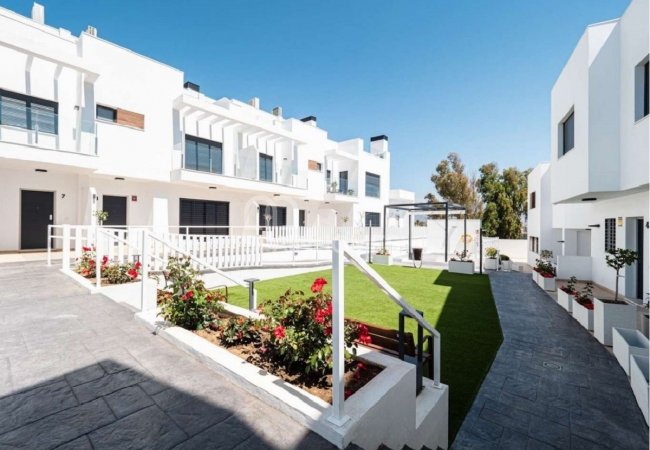 Fuengirola’da Sahile Yakın Havuzlu Modern Evler 3