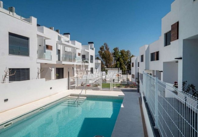Fuengirola’da Sahile Yakın Havuzlu Modern Evler 5