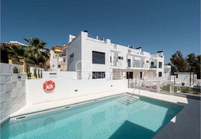 Fuengirola’da Sahile Yakın Havuzlu Modern Evler 2