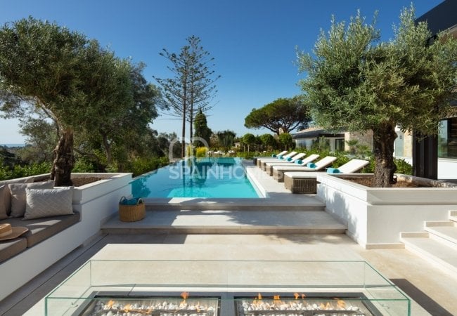 Marbella'da Golf Sahası Önünde Prestijli Villa 6