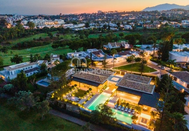 Marbella'da Golf Sahası Önünde Prestijli Villa 3