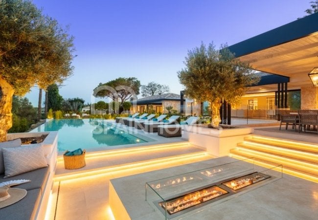 Marbella'da Golf Sahası Önünde Prestijli Villa 7