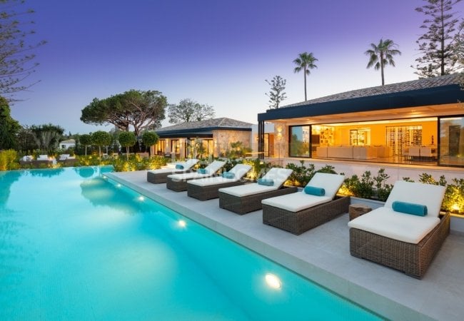 Marbella'da Golf Sahası Önünde Prestijli Villa 8
