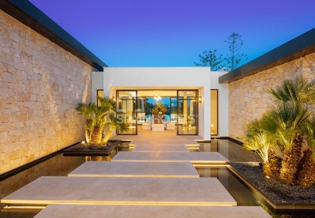 Marbella'da Golf Sahası Önünde Prestijli Villa 10