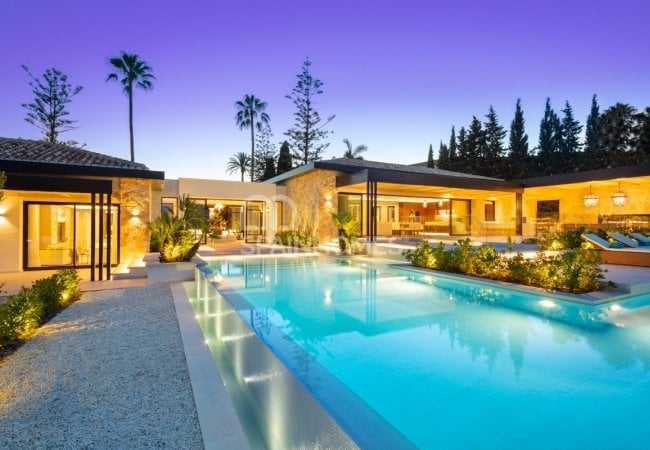 Marbella'da Golf Sahası Önünde Prestijli Villa 11