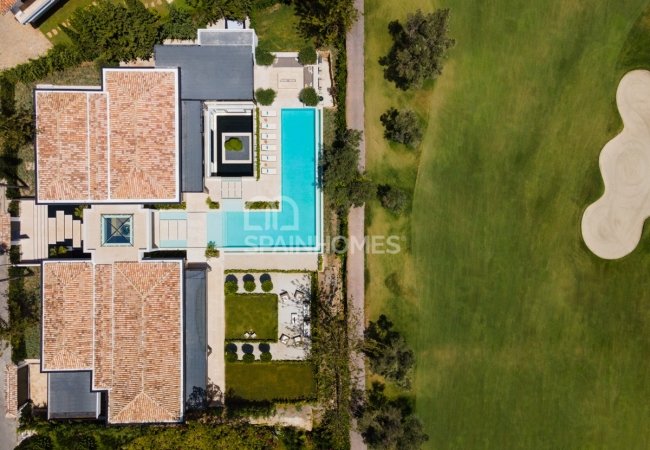 Marbella'da Golf Sahası Önünde Prestijli Villa 4